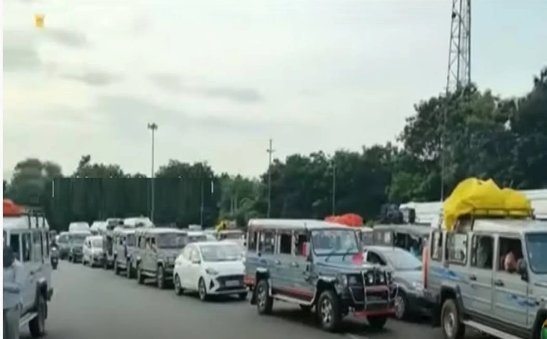 Vehicles are lined up in Alibiri!